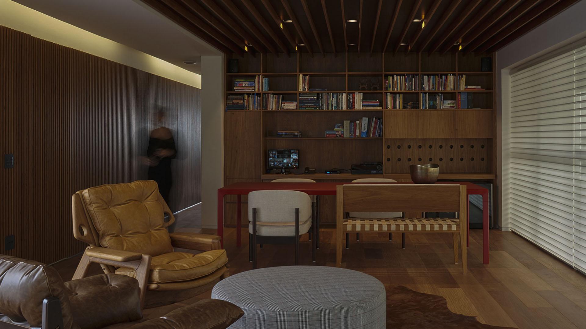 Interior com piso, parede e teto em madeira nobre Indusparquet